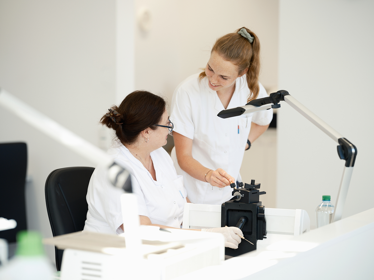 Kolleg*innen am Mikrotom im Vinzent Pathologieverbund Linz